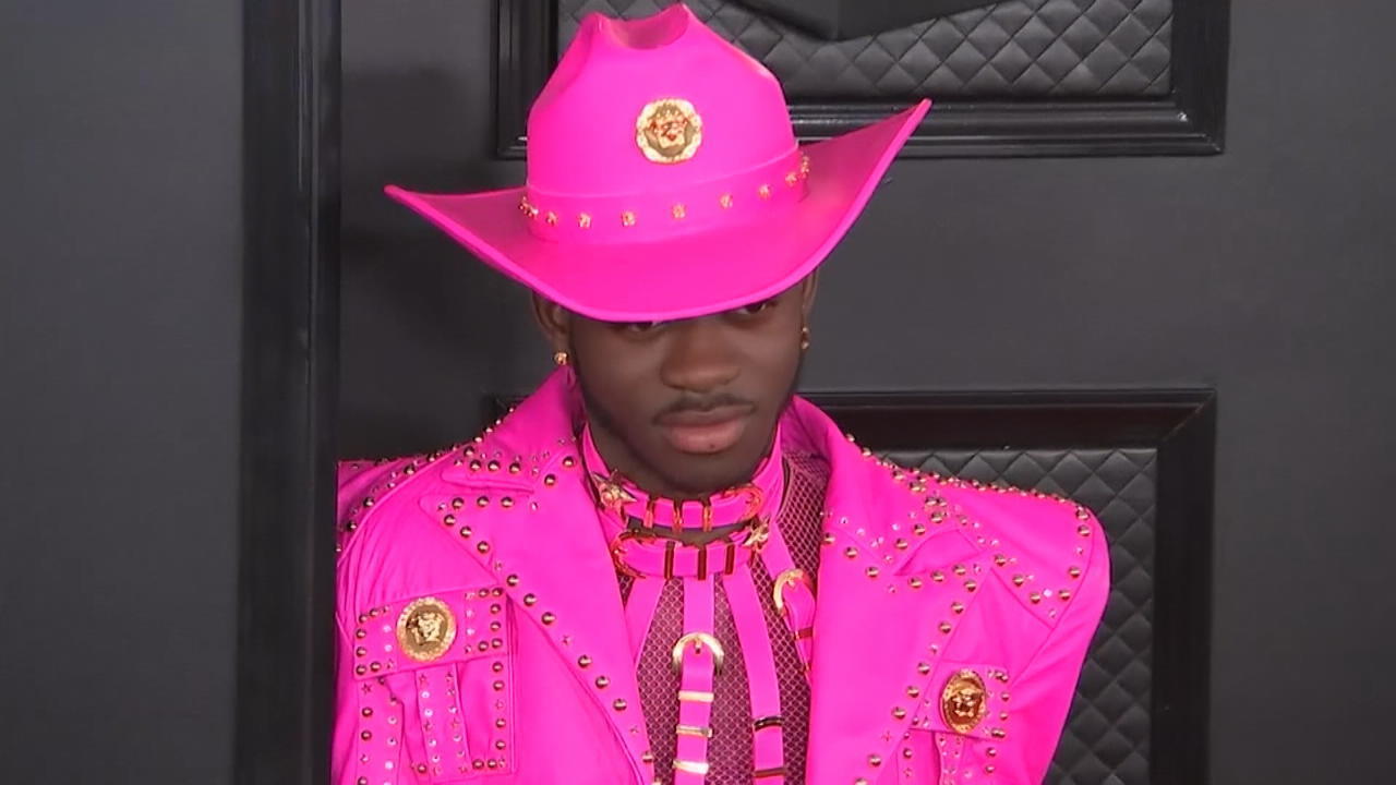 Diese Männer waren Fashion-Kings bei den Grammys Promi-Damen in der Mode blass