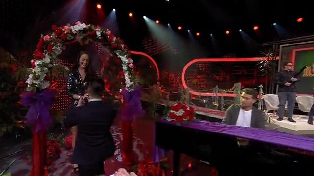 Marco Cerullo macht Freundin Christina einen Heiratsantrag Kniefall im Dschungelcamp-Nachspiel