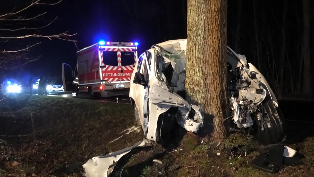 Auto prallt gegen Baum – 22-Jährige stirbt Unfall auf Bundesstraße in Brandenburg