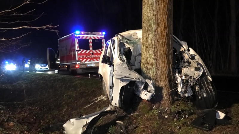 Unfall bei ZossenWünsdorf Auto prallt gegen Baum 22