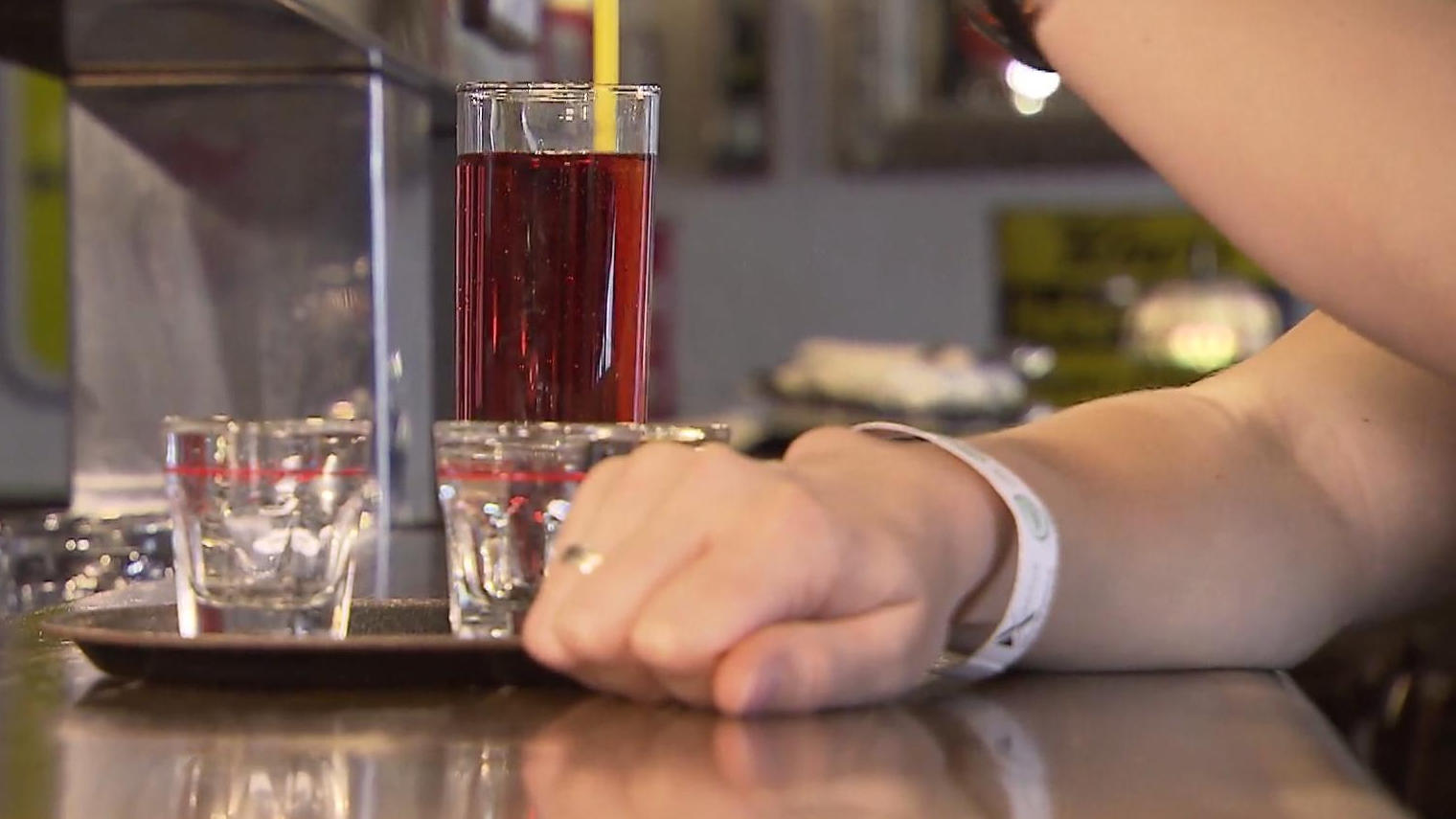K.O.-Tropfen-Armband rettet Sandra (17) Schnell-Check im Club