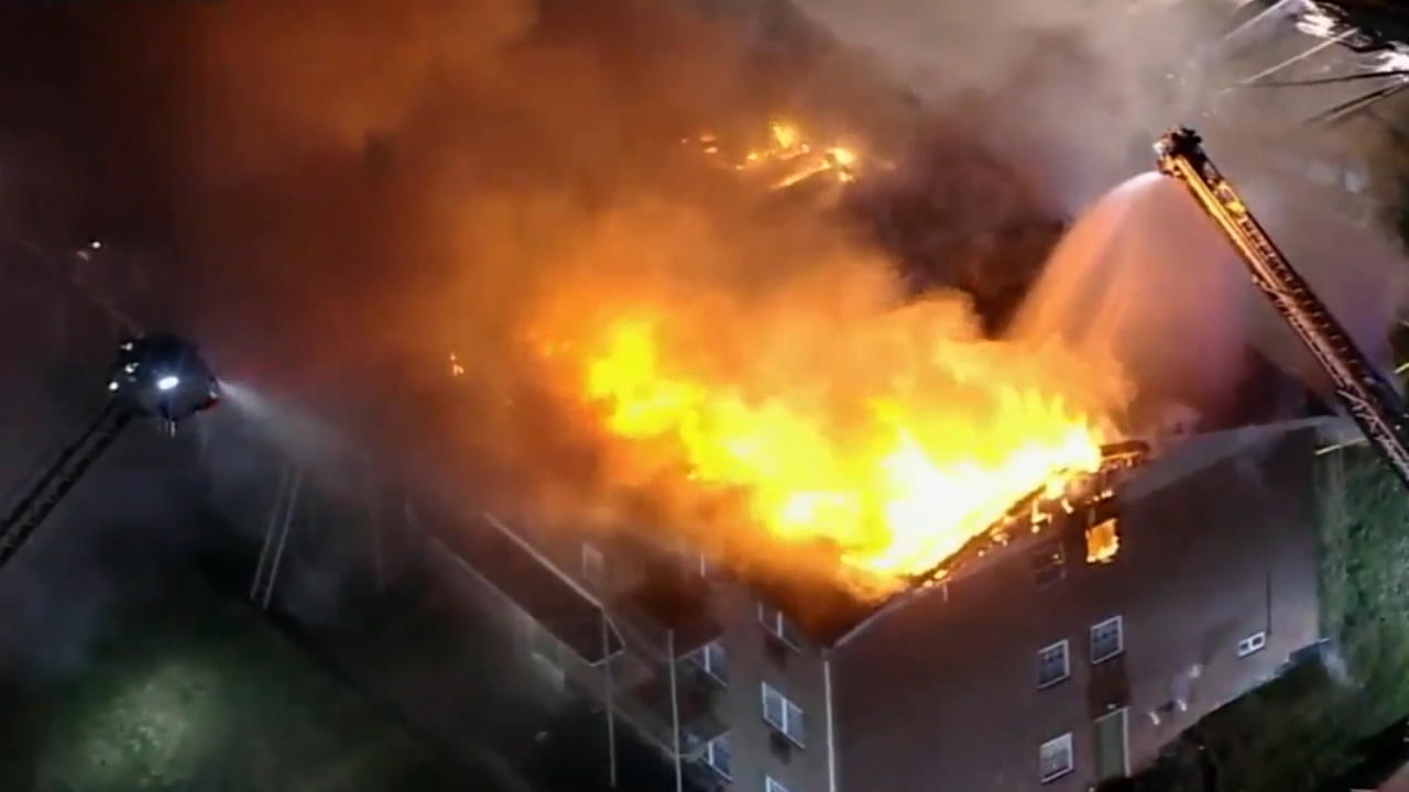 Polizisten retten Bewohner aus brennendem Haus Bodycam-Video zeigt die Szene