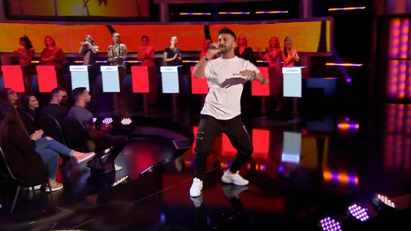 Mit Reggaeton heizt der Italiener den Damen mächtig ein Antonio singt bei "Take Me Out"