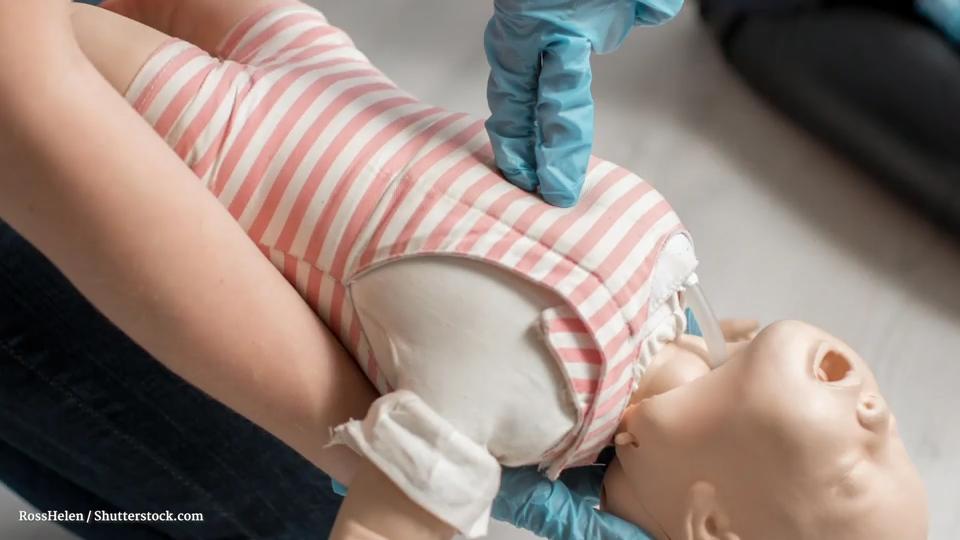 Baby erstickt: Erste-Hilfe-Tipps für Eltern Schnell handeln bei Erstickungsgefahr