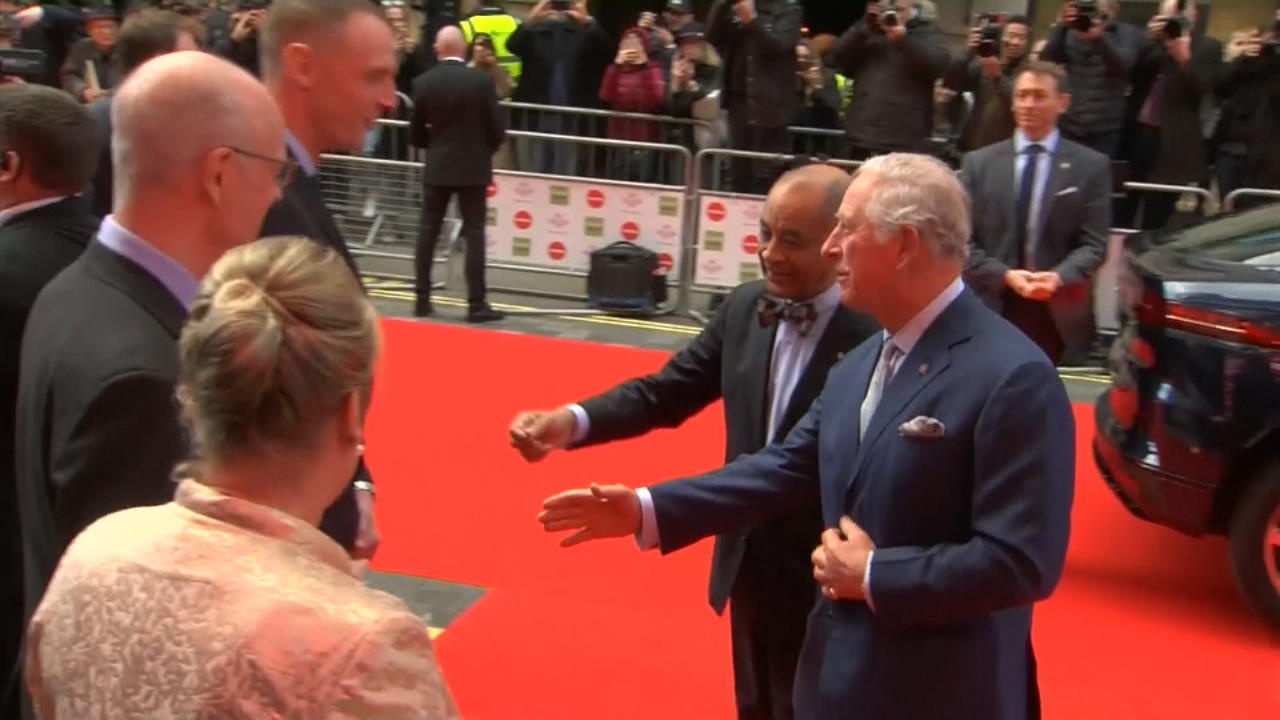 Der Corona-Handschlag von Prinz Charles Hat er sich hier angesteckt?