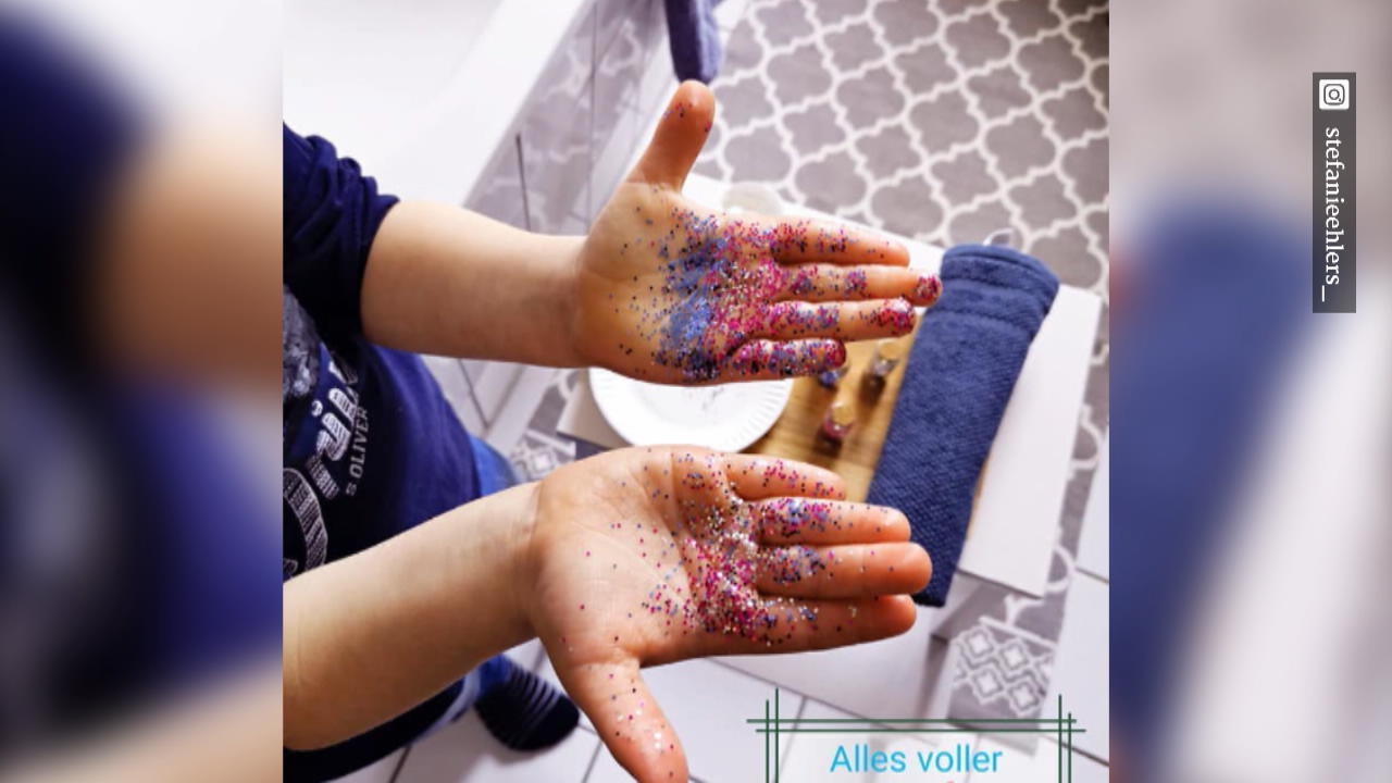 Spielerisch dem Kind das Händewaschen mit Seife erklären Glitzerndes Virenexperiment