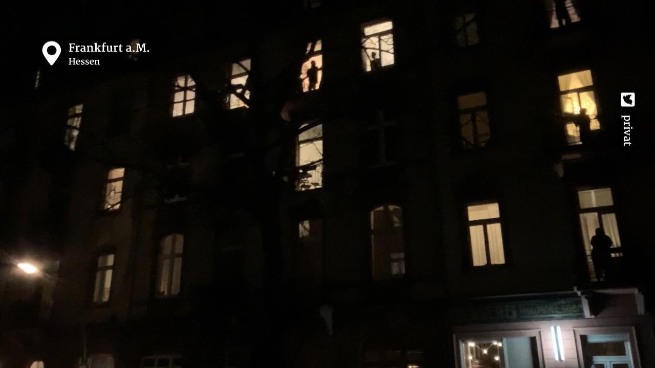 Deutschland feiert seine tapferen Helden Menschen applaudieren aus Fenstern und Balkonen
