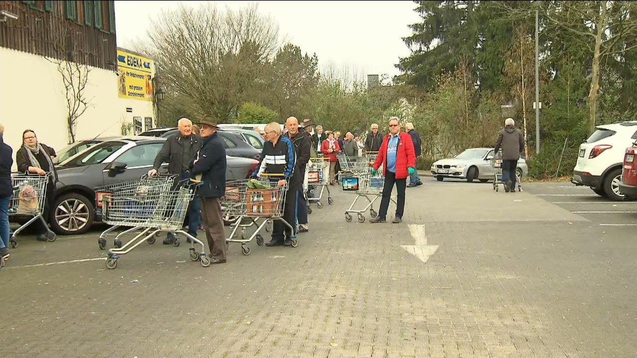 Ulrich Klose im Supermarkt für ältere in Bergisch Gladbach Einkaufen in Corona-Zeiten