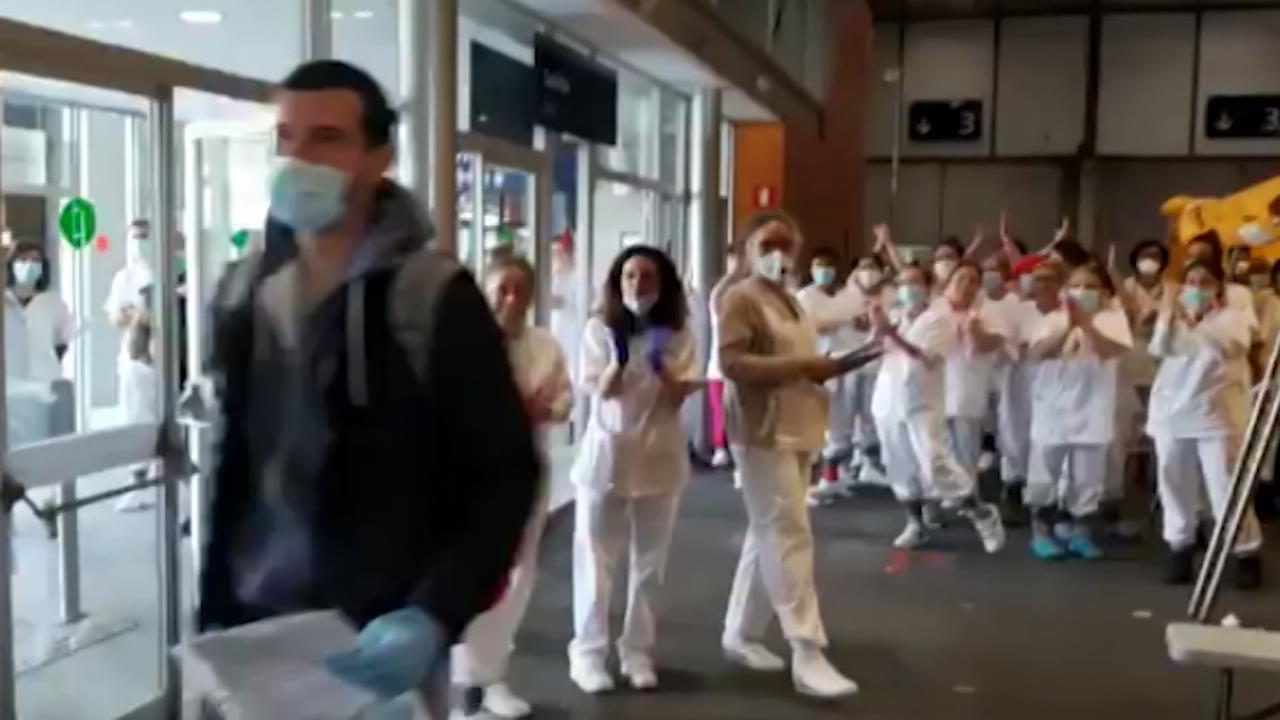 Applaus für geheilten Coronavirus-Patienten Rührende Szenen in Madrid