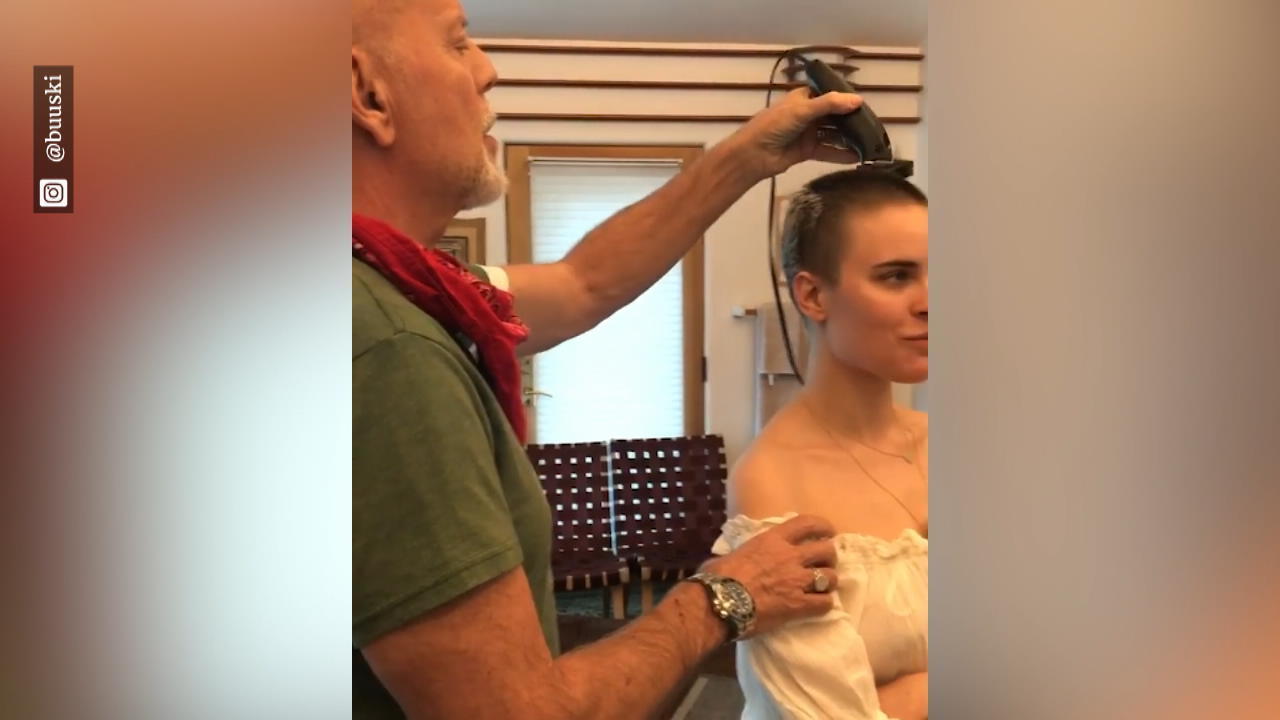 Bruce Willis rasiert Tochter Tallulah eine Glatze Haare ab statt Langhaarschnitt