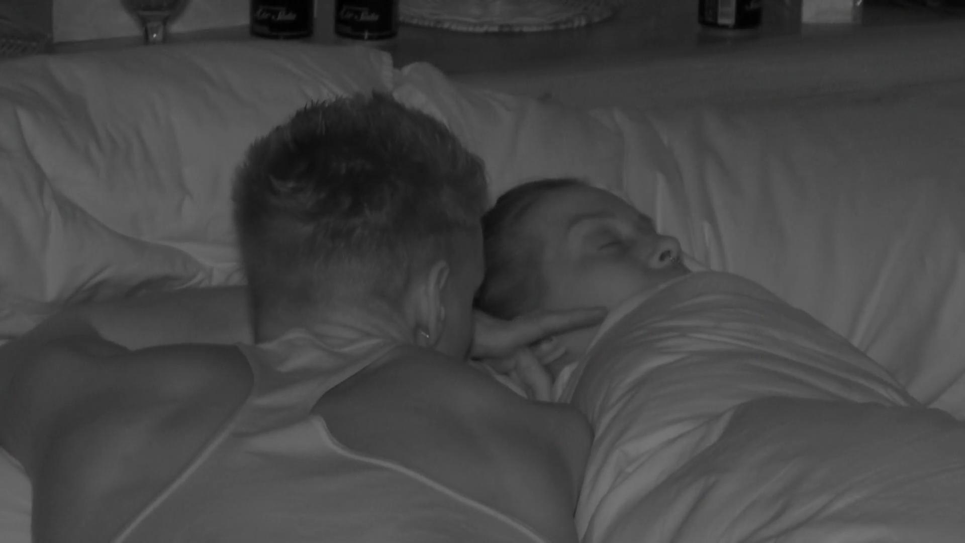 Calvin und Jacky kuscheln im Bett – schon wieder Temptation Island 2020