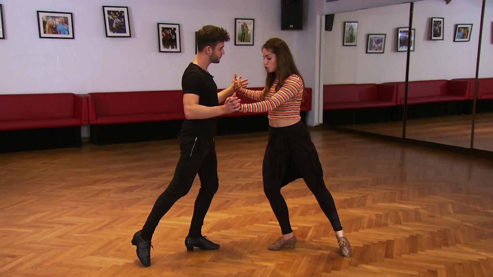 Christina & Luca erklären die Samba Schritt für Schritt „Let's Dance"-Tutorial