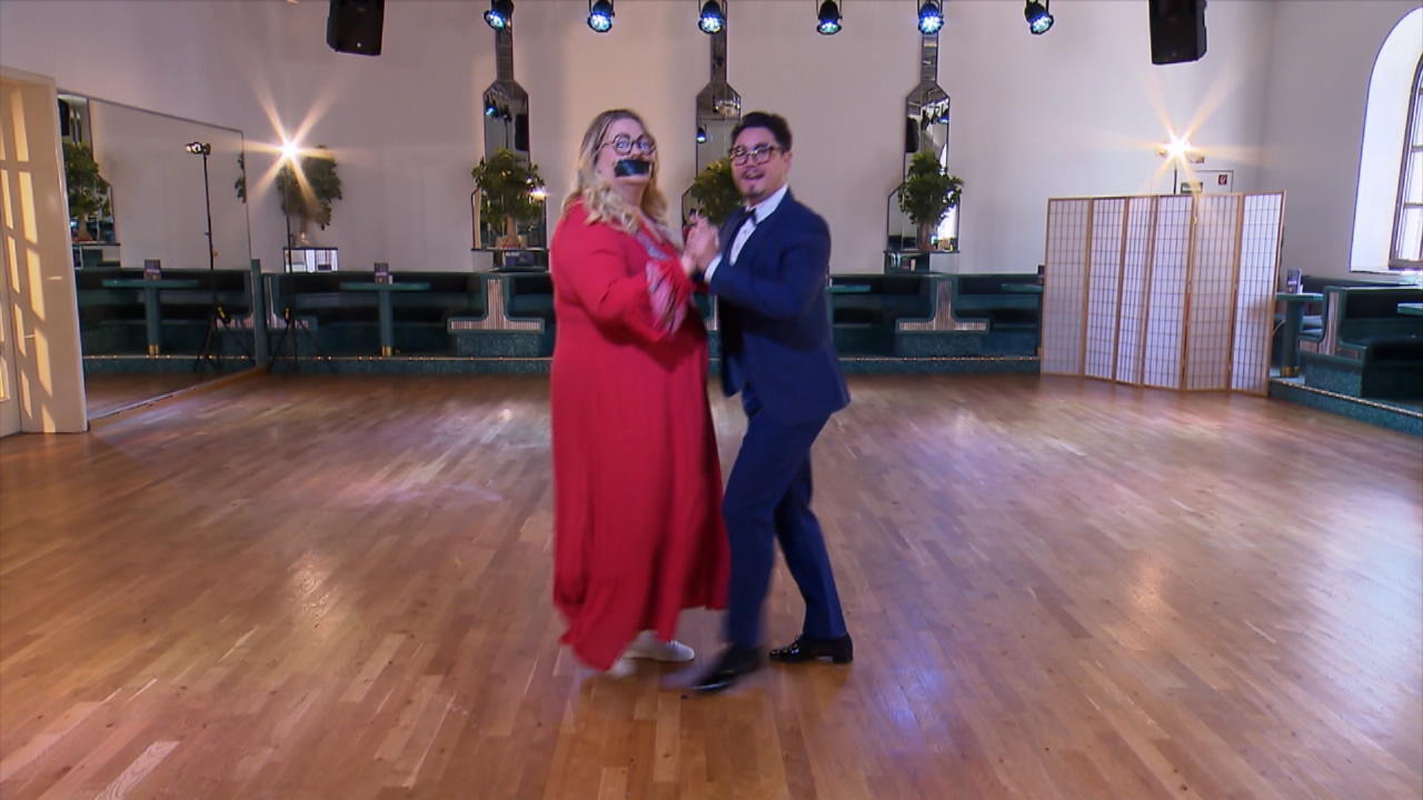 Erich Klann und Ilka Bessin erklären den Discofox "Let's Dance"-Tanztutorial für Discofox