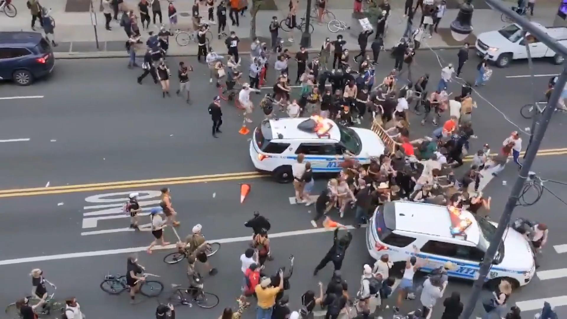 Polizeiauto fährt in Demonstranten Proteste gegen Rassismus in den USA