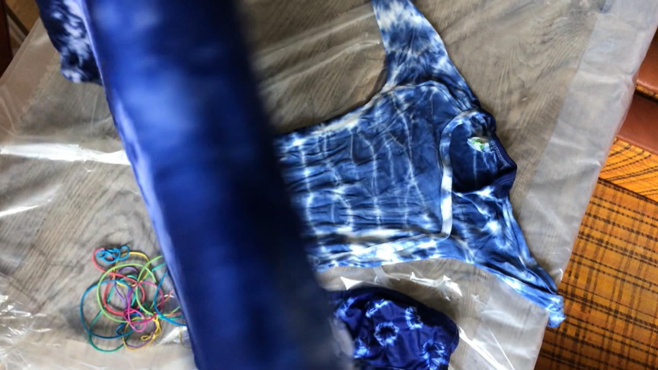 Batik selber machen bei Strampler, Maske oder T-Shirt Schritt-für-Schritt-Anleitung