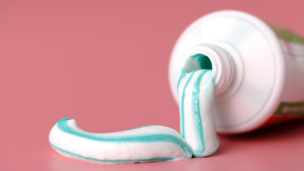 Putzen mit Zahnpasta: Wir haben es ausprobiert! Zahnpasta-Hacks