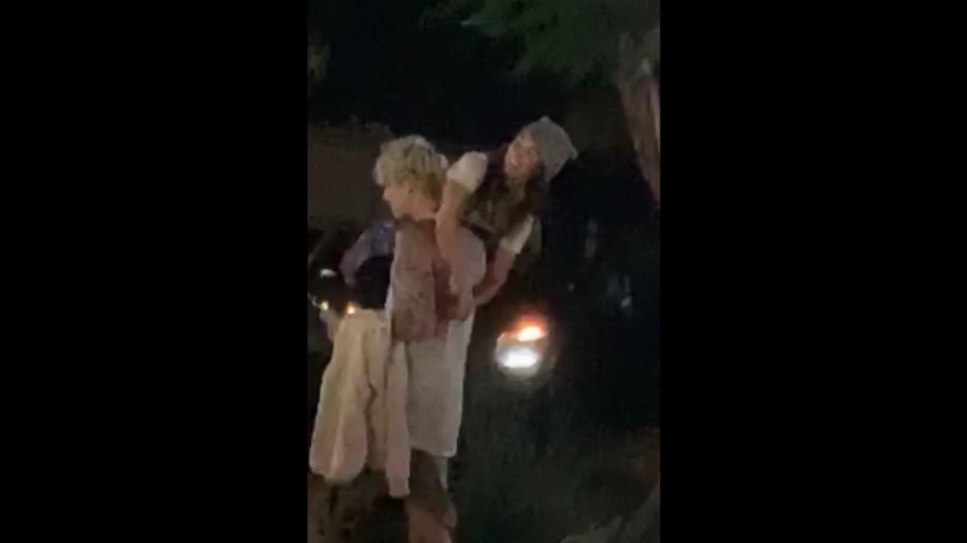 Megan Fox hat wohl zu tief ins Glas geschaut Machine Gun Kelly muss Megan tragen