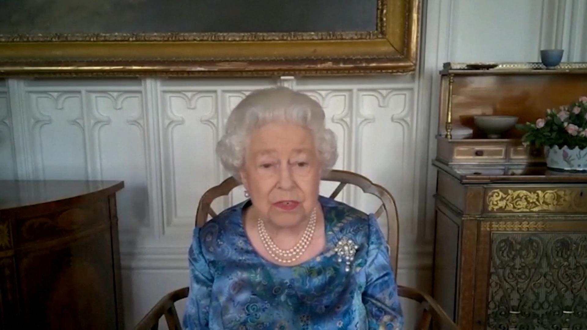 Queen Elizabeth in Kicherlaune Mitten in einem royalen Videoanruf