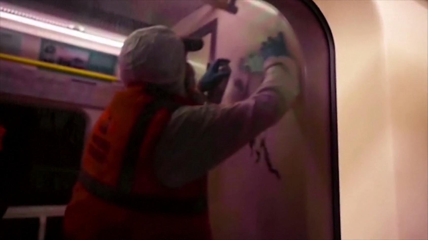 Banksy sprüht Ratten-Bilder in Londoner U-Bahn Menschen sollen Atemschutzmasken tragen