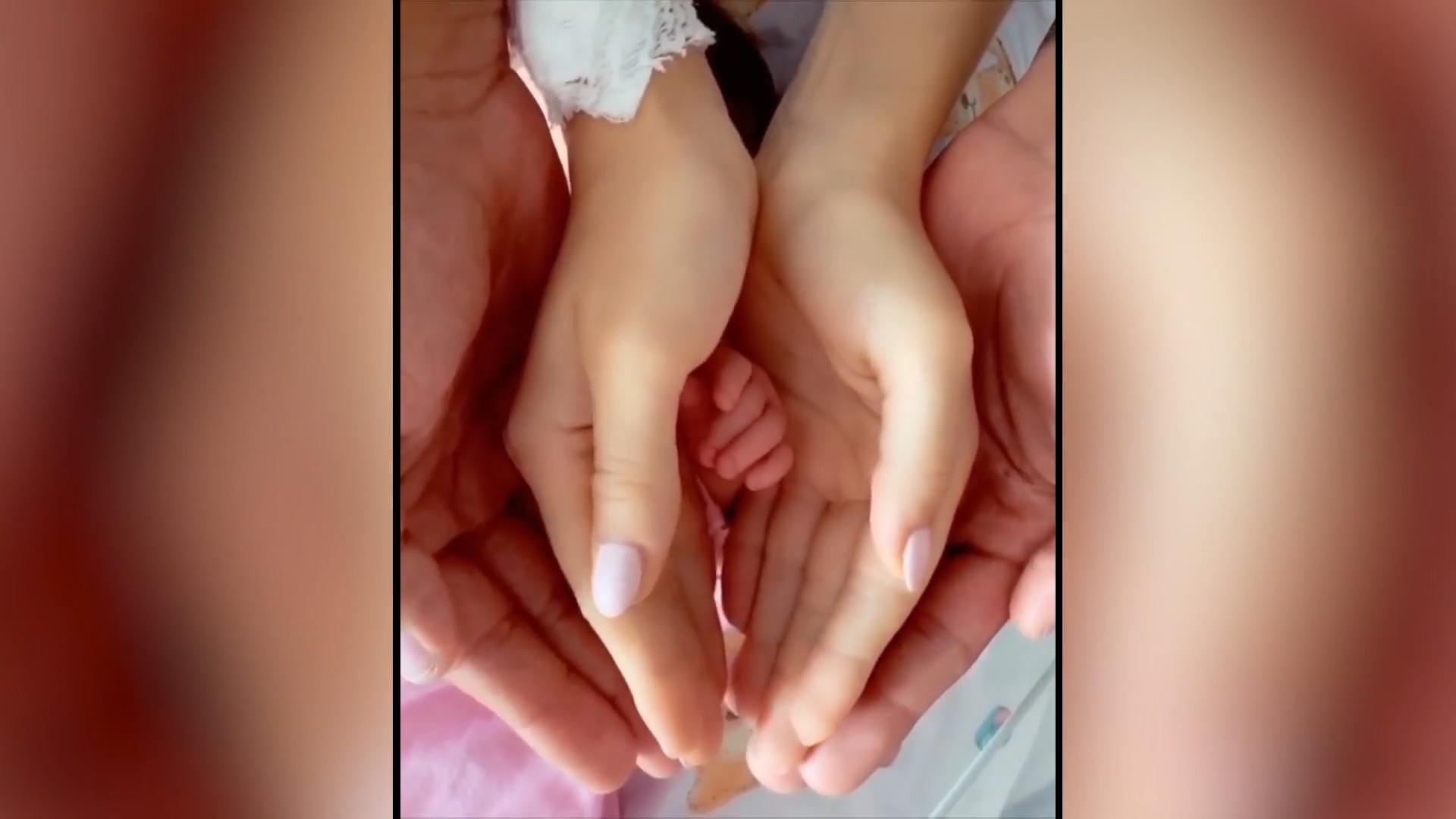 Sarah Harrison zeigt ihre neu geborene Tochter Das erste Foto nach der Geburt