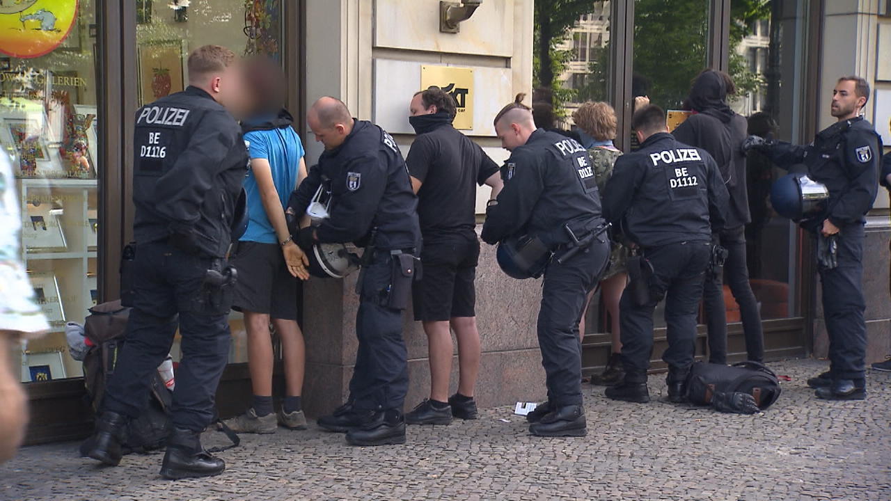 Polizei beendet Demonstrationen in Berlin Protest gegen Corona-Maßnahmen