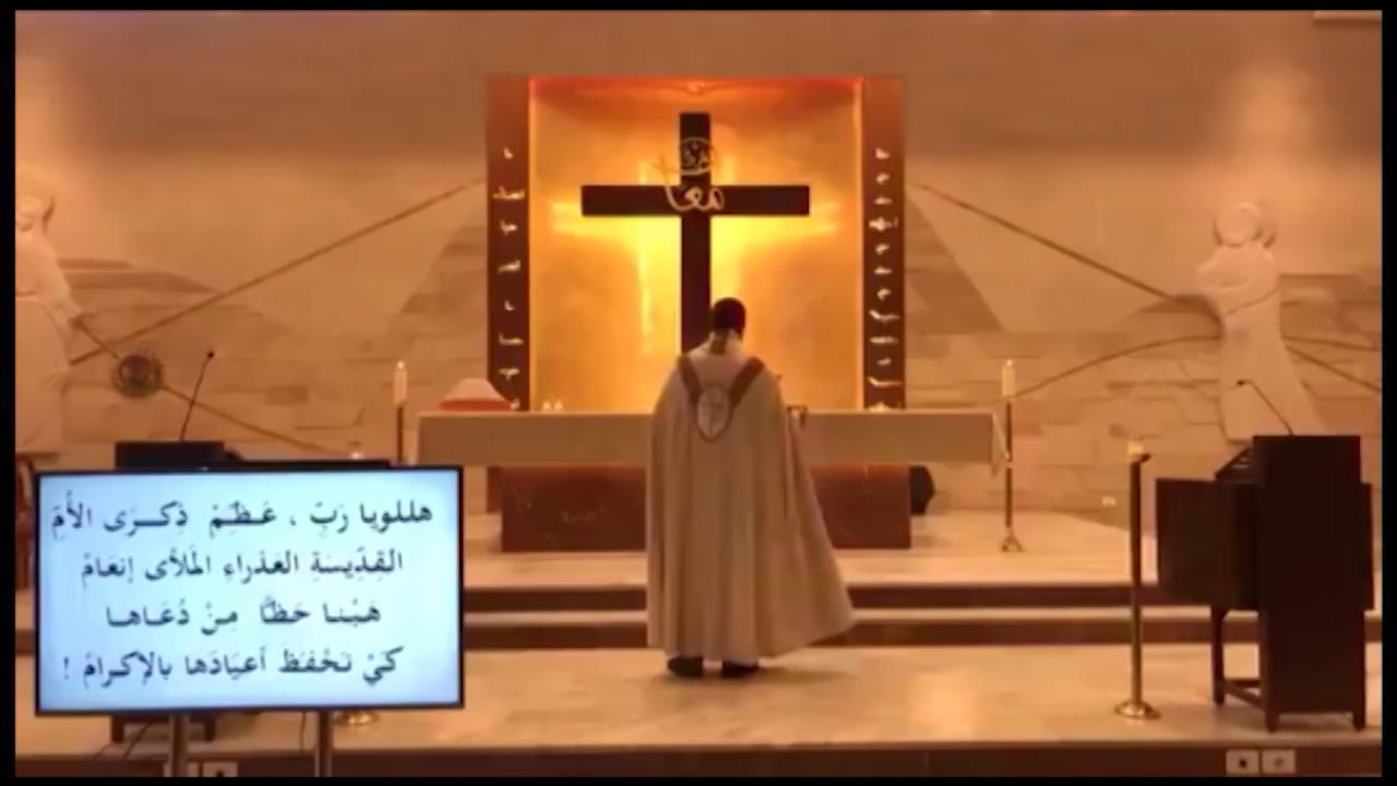 Livestream zeigt Folgen der Explosion Pfarrer während Messe von Druckwelle überrascht
