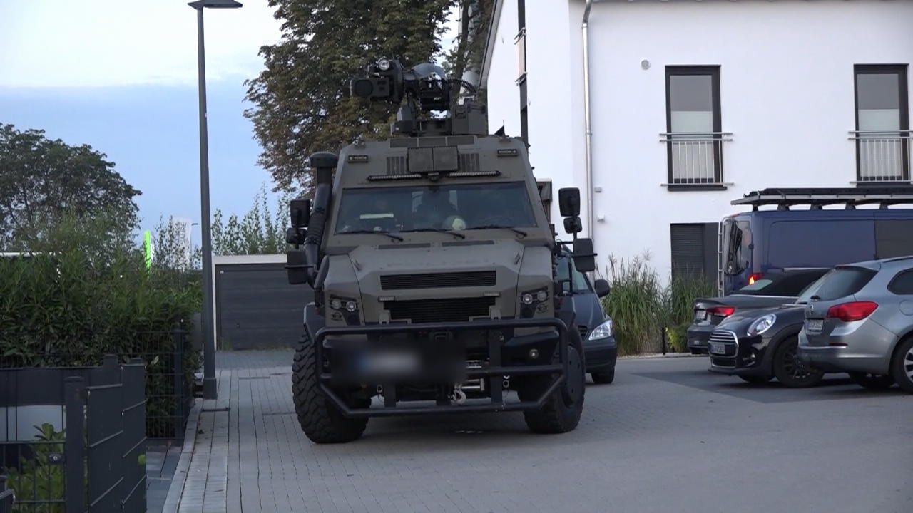 Polizei rückt mit Panzer an Großrazzia in Dortmunder Novelviertel