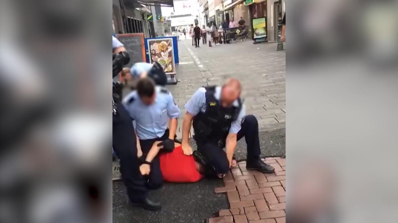 Festnahme in Düsseldorf wie bei George Floyd? Video von umstrittenem Einsatz