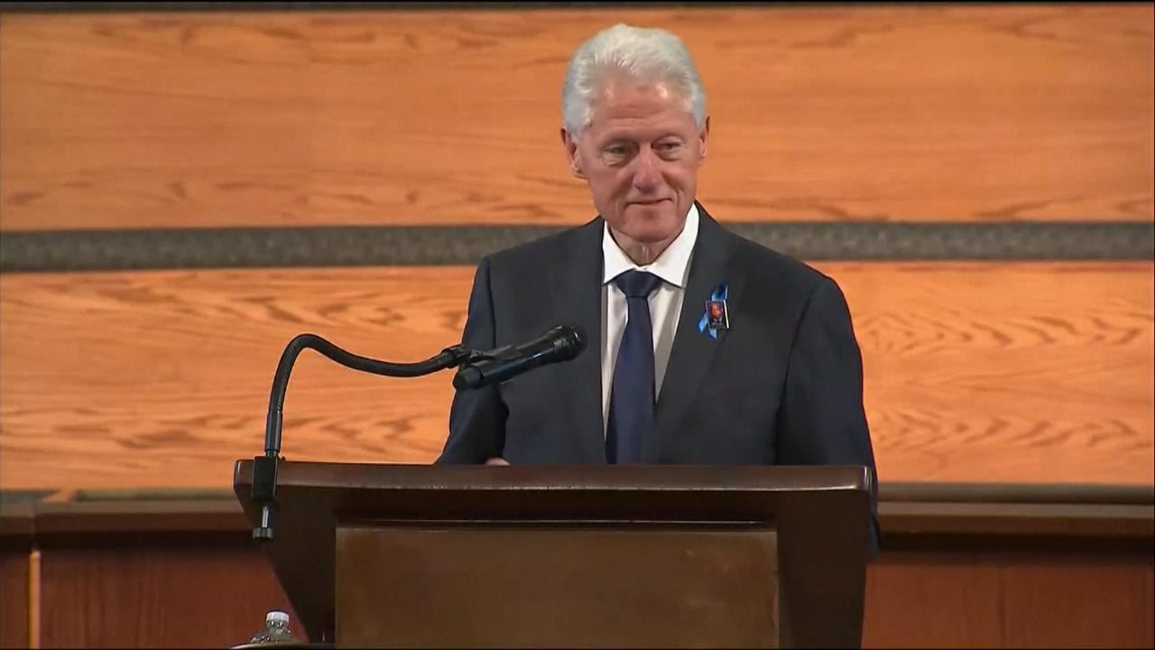 Foto zeigt Bill Clinton mit Vergewaltigungsopfer Epstein-Masseurin