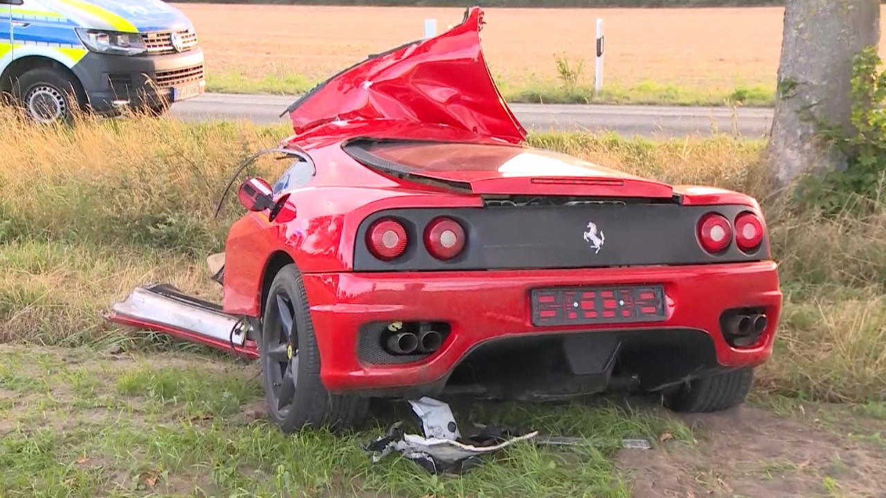 Ferrari in 3 Teile gerissen Tödlicher Unfall in Niedersachsen