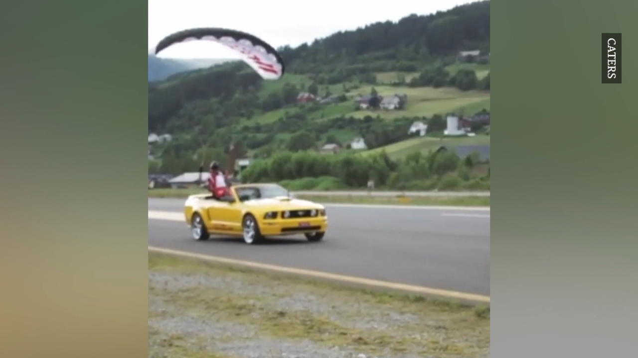 Fallschirmspringer landet  in fahrendem Cabrio Spektakulärer Stunt
