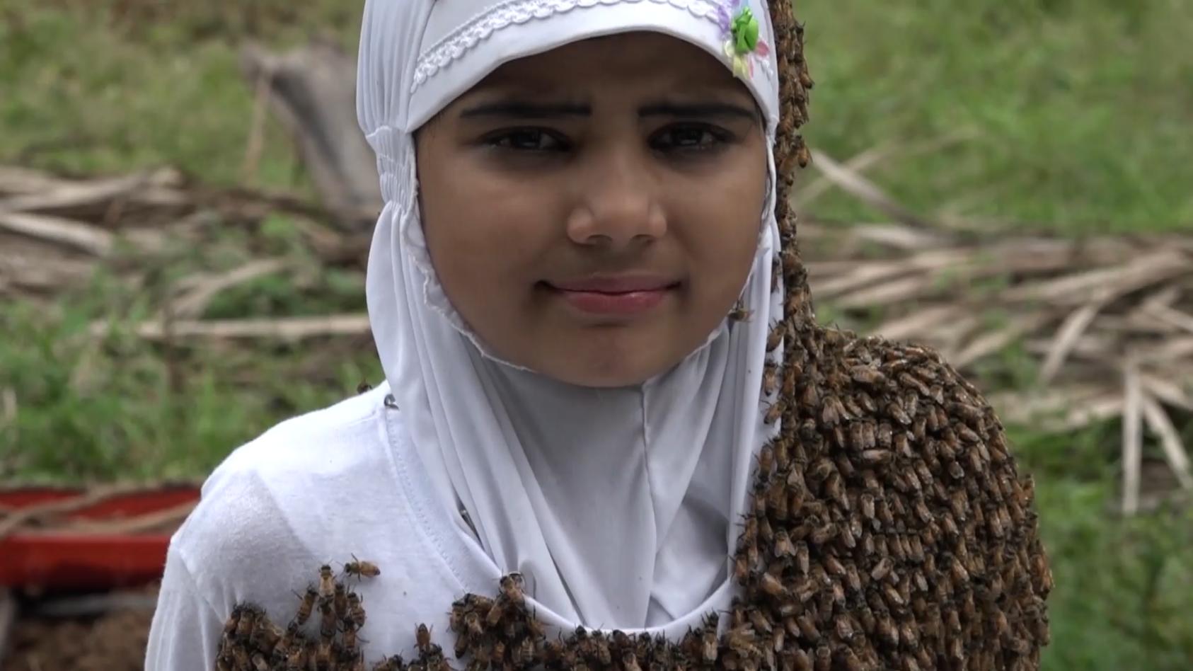 Mädchen (12) lässt Körper von tausenden Bienen bedecken Für den Tierschutz – aber auch fürs Guinness-Buch