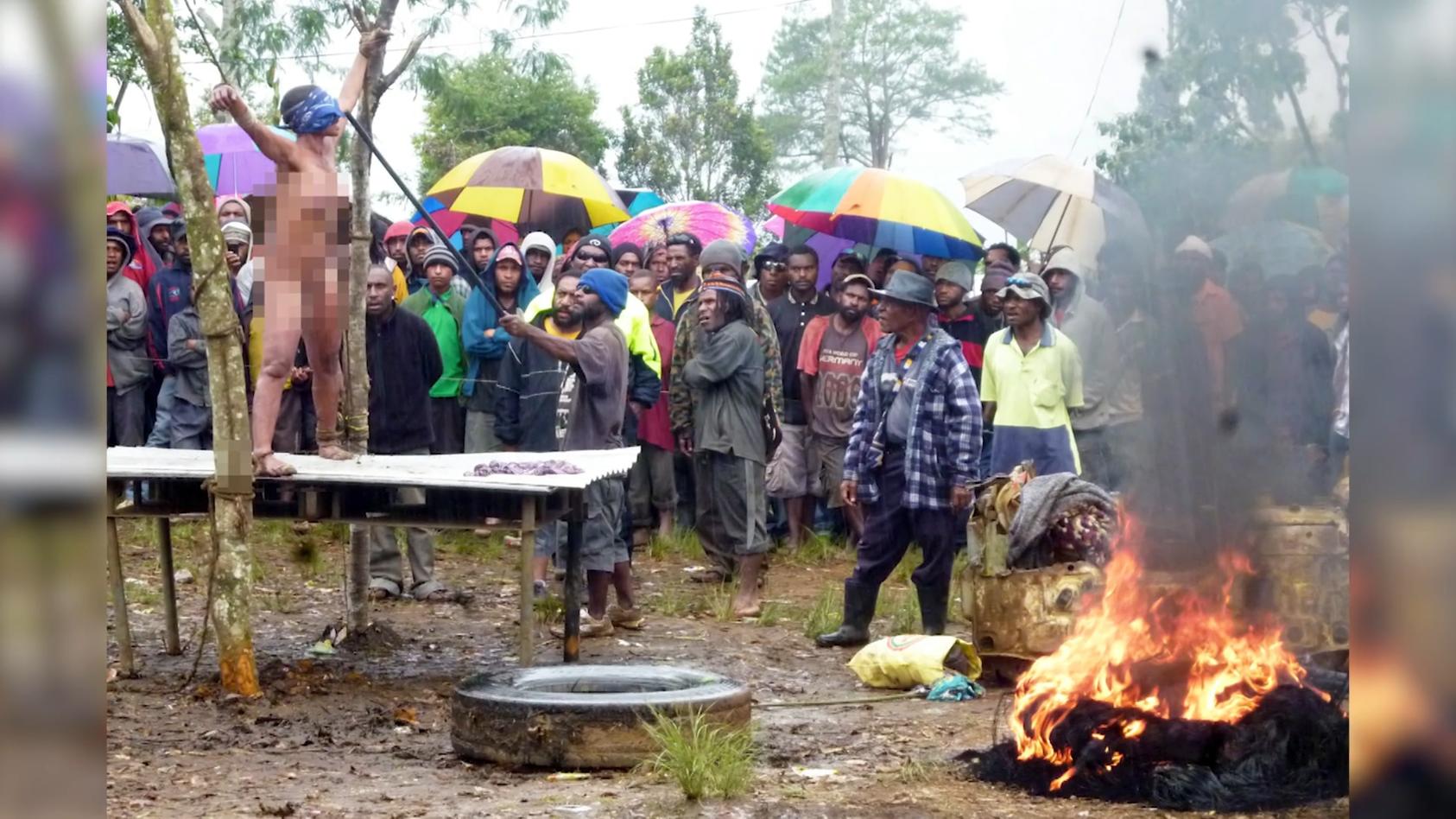 Unfassbare Videos: Hier werden "Hexen" bis heute verbrannt Irre Foltermethoden in Papua-Neuguinea
