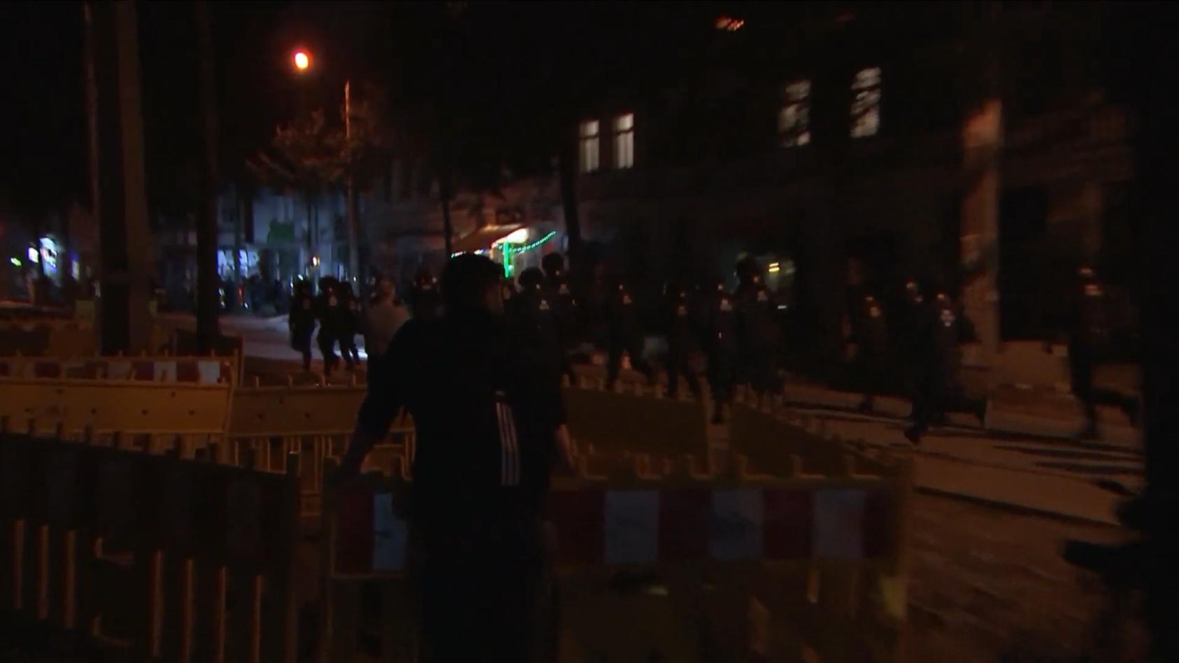 Vermummte greifen Polizisten in Leipzig an Steine auf Beamte und Fahrzeuge geworfen