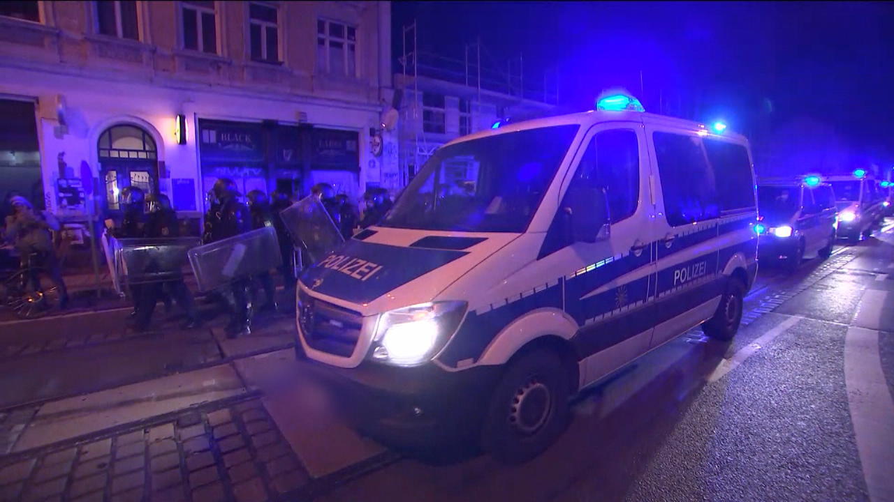 Leipzig erlebt dritte Krawallnacht in Folge Polizisten mit Steinen beworfen