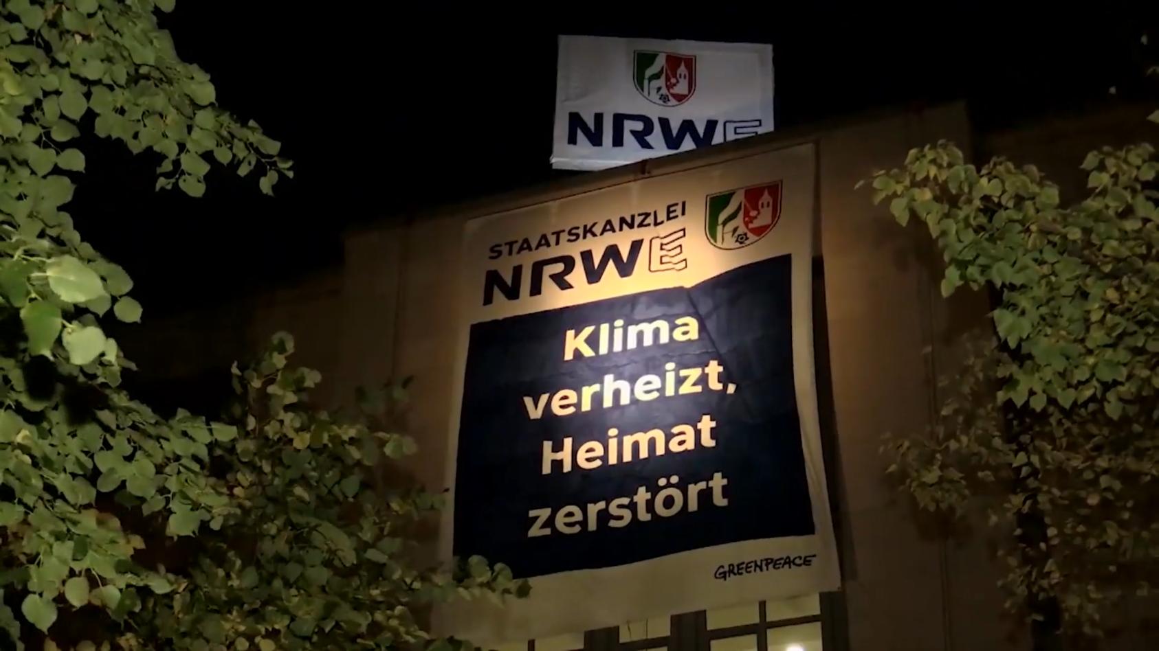 Greenpeace-Aktivisten steigen Laschet aufs Dach Klimaaktivisten entern Landtag und Arktis schmilzt
