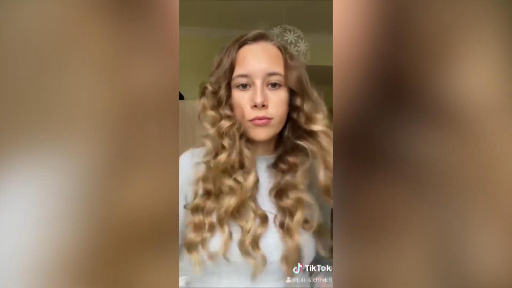 Easy Locken ohne Hitze mit der Bademantel-Methode Tiktok-Benutzerin erklärt