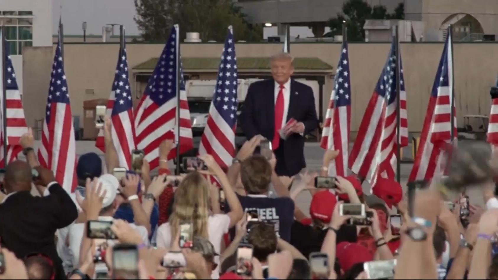 Trump ohne Maske bei Wahlkampf-Auftritt "Werde jeden küssen"