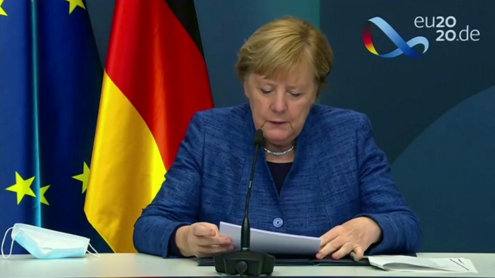 Kanzlerin Angela Merkel zeigt sich mit kratziger Stimme Bei Konferenz