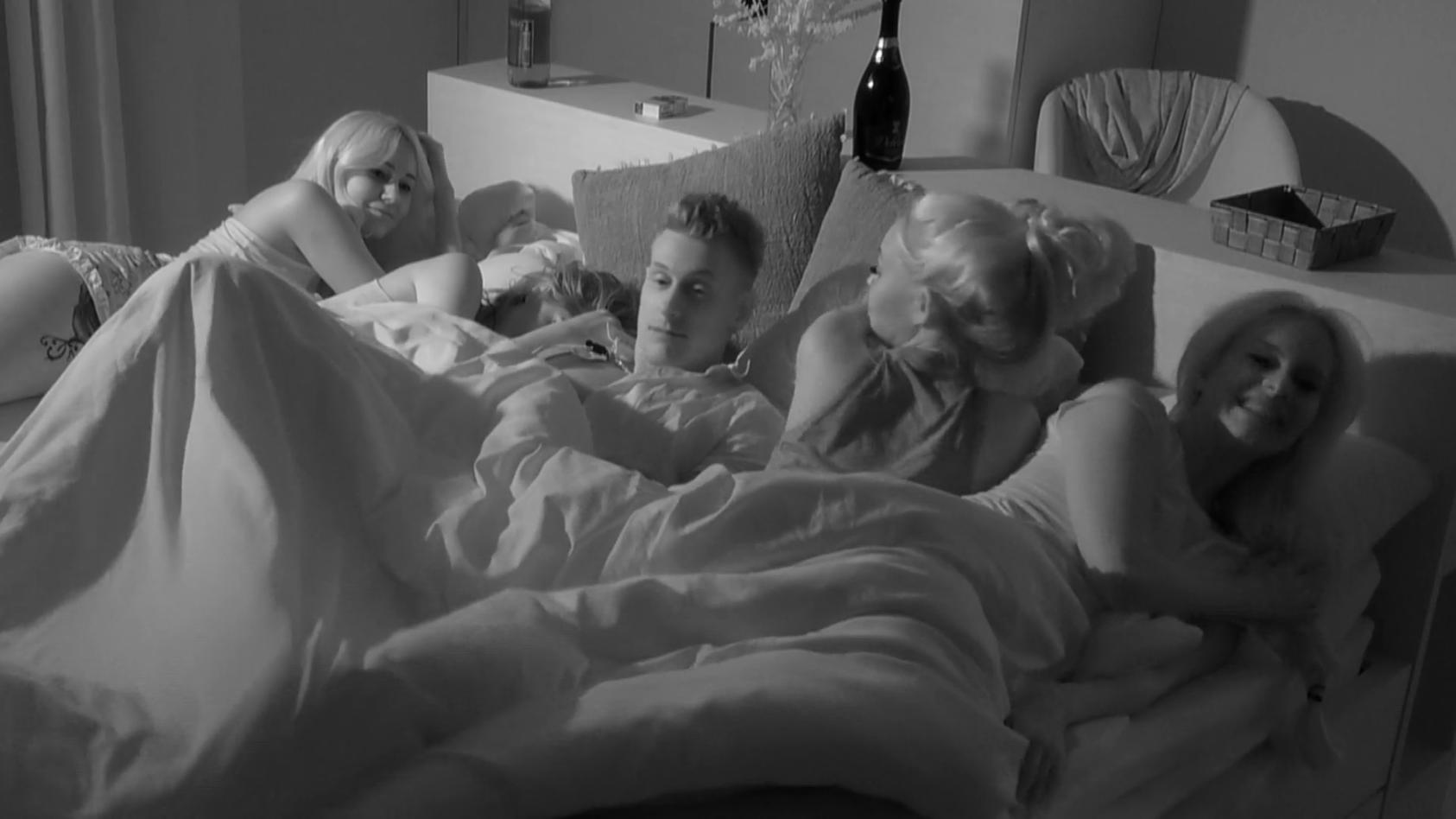 Vier Single-Ladys landen im Bett von Calvin Schon in der ersten Nacht ohne Roxy