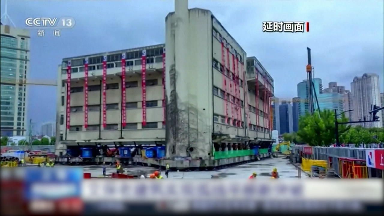 7.600-Tonnen-Gebäude "läuft" durch Shanghai Techniker installieren beinähnliche Roboter