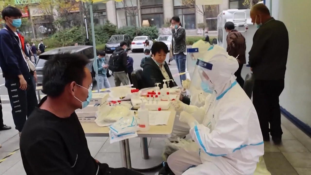 In China werden ganze Städte getestet Die Tester müssen 12-Stunden-Schichten schieben