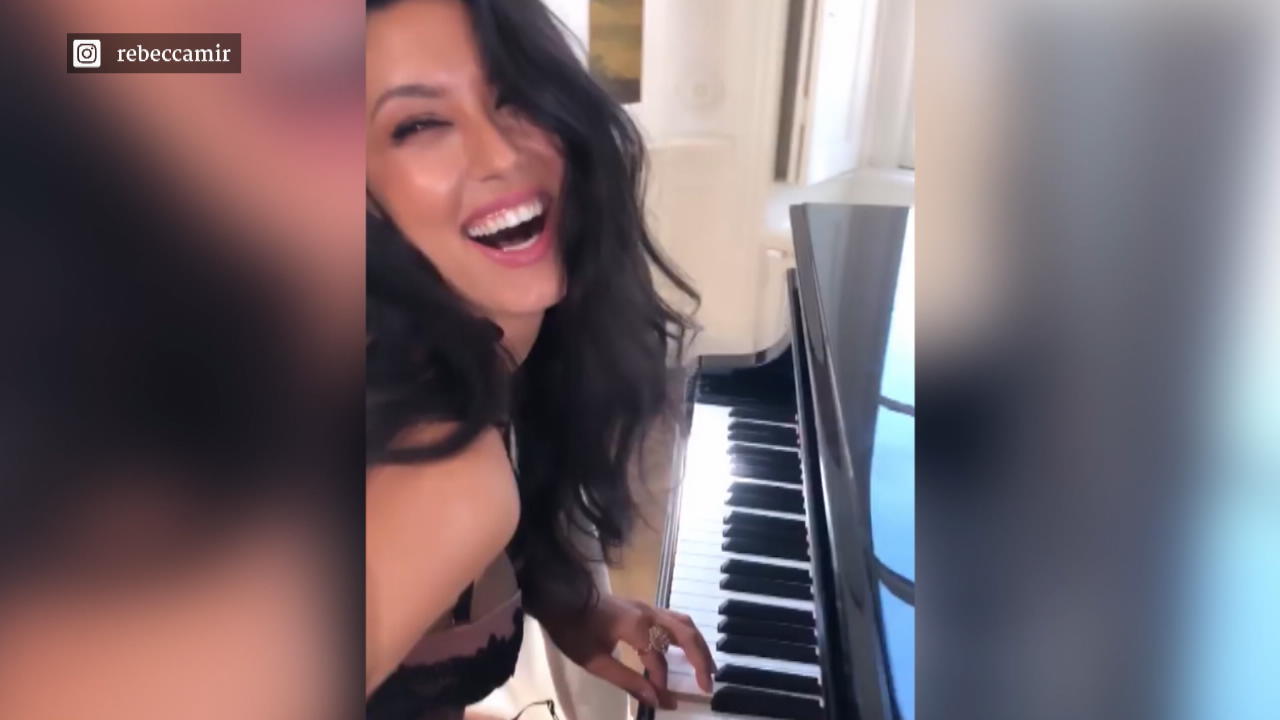 Rebecca Mir sitzt halbnackt am Klavier! In sexy Dessous haut sie in die Tasten