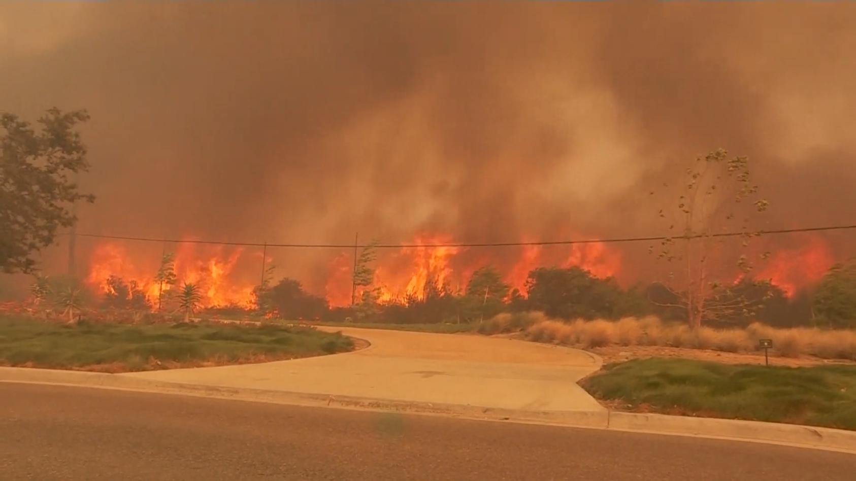 Waldbrände treiben 90.000 Menschen aus ihren Häusern Wind und extreme Trockenheit in Kalifornien