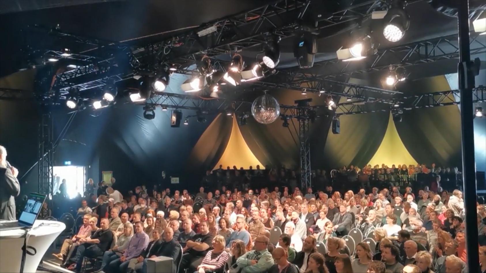 700 Menschen dichtgedrängt bei Jazzfestival Gesundheitsexperte Karl Lauterbach empört