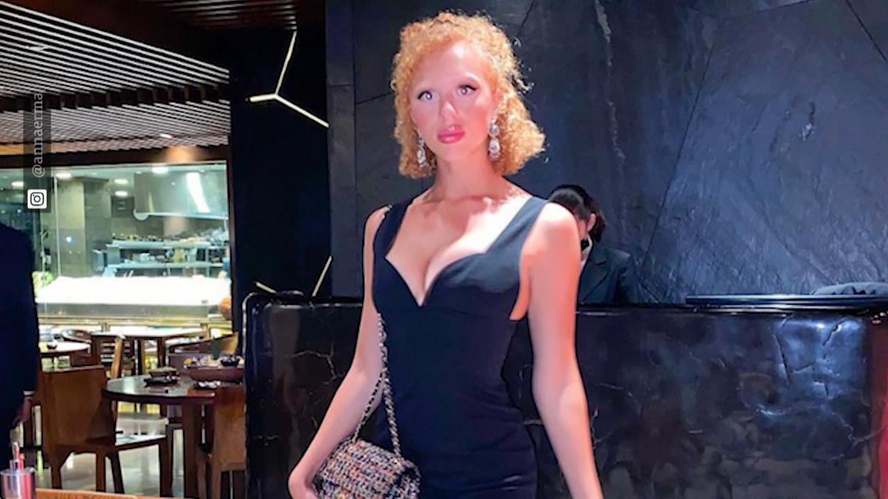 Anna Ermakova versext ihre Fans im Sicherheitsnadel-Kleid Hommage an Liz Hurleys Versace-Look