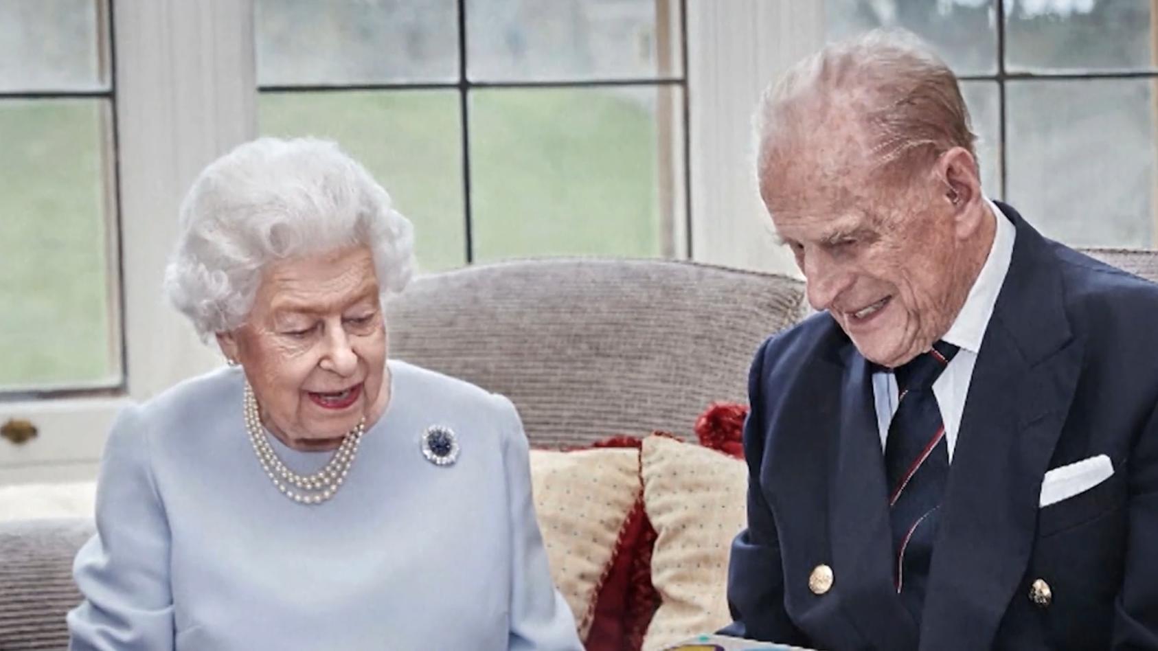 Zum 73. Hochzeitstag gibt's eine Karte der Ur-Enkel Queen Elizabeth & Prinz Philip