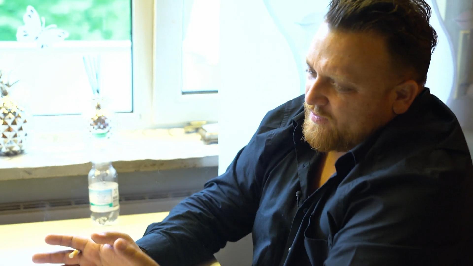 Ist Menowin Fröhlich hier etwa zugedröhnt? Interview wirft Fragen auf