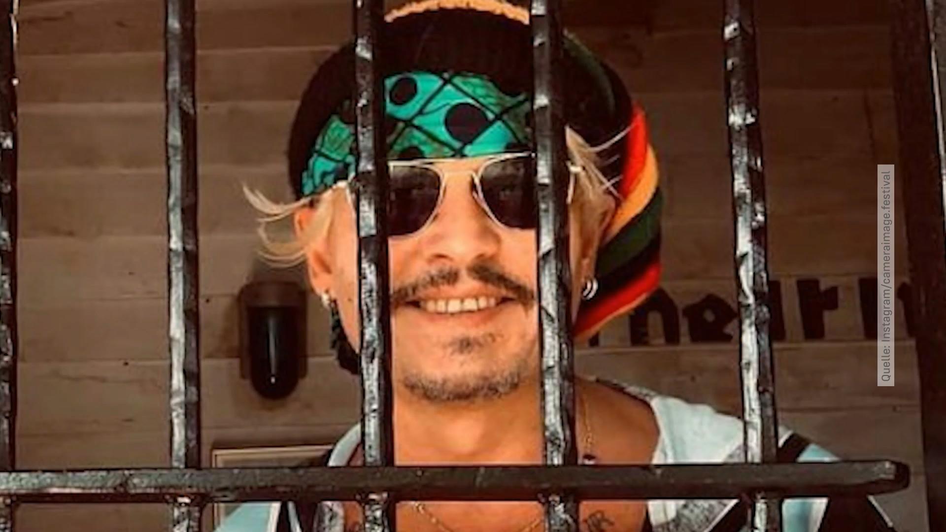 Johnny Depp schockiert mit einem merkwürdigen Knast-Foto Der Hollywood-Star hinter Gittern?!
