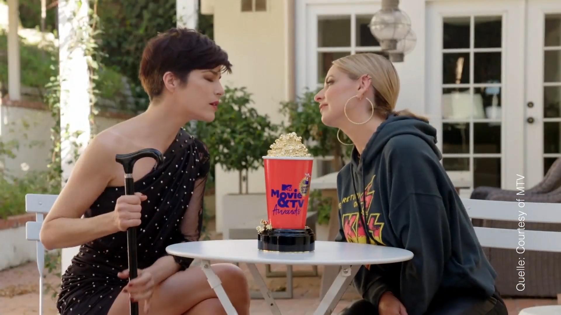 Selma Blair & Sarah Michelle Gellar knutschen wieder Revival des "Eiskalte Engel"-Kusses!